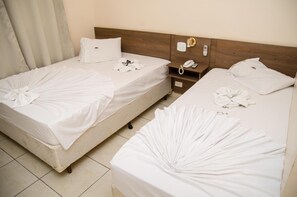 Quarto triplo, várias camas | Frigobar, Wi-Fi de cortesia, roupa de cama