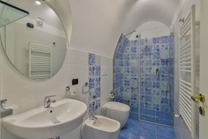 Standard Double Room | Bathroom | Shower, rainfall showerhead, bidet, towels - Della Monica Rooms (Vietri sul Mare)