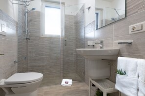 Apartamento, 2 quartos | Banheiro | Chuveiro, produtos de toalete grátis, secador de cabelo 