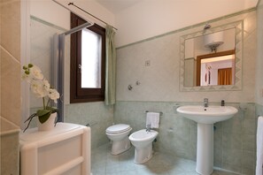 Apartment, 2 Schlafzimmer | Badezimmer | Dusche, kostenlose Toilettenartikel, Haartrockner, Handtücher