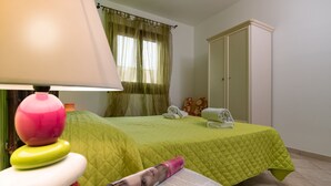 A hotel room with a bed, a lamp, a magazine, and a wardrobe. - I tre Golfi Nespolo (San Vito Lo Capo)