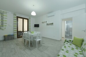 Apartment, 1 Schlafzimmer | Essbereich im Zimmer