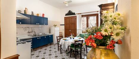 Apartment, 2 Bedrooms | Private kitchen