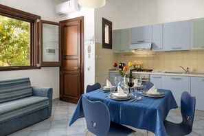 Appartement, 1 chambre | Restauration dans la chambre