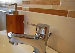 Apartment, 2 Schlafzimmer | Waschbecken im Bad