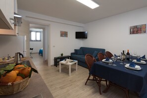 Apartment, 2 Schlafzimmer | Essbereich im Zimmer