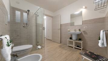 Apartment, 2 Schlafzimmer | Badezimmer | Dusche, kostenlose Toilettenartikel, Haartrockner