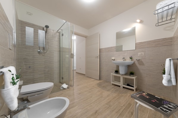 Apartamento, 2 quartos | Banheiro | Chuveiro, produtos de toalete grátis, secador de cabelo