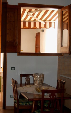 Apartment, 1 Schlafzimmer | Essbereich im Zimmer