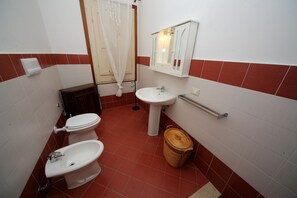 Apartment, 2 Schlafzimmer | Badezimmer | Dusche, kostenlose Toilettenartikel, Haartrockner