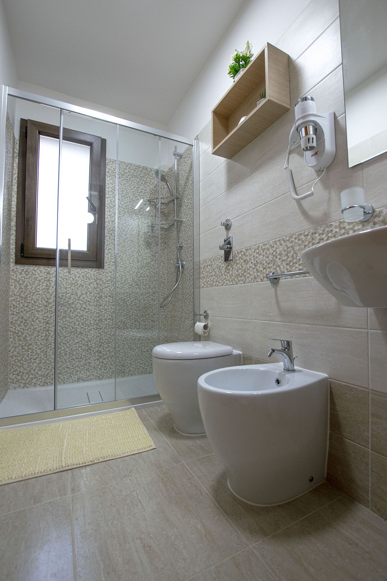 Appartement, 2 chambres | Salle de bain | Douche, articles de toilette gratuits, sèche-cheveux