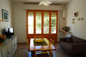 Apartment, 1 Schlafzimmer | Wohnbereich | LCD-Fernseher