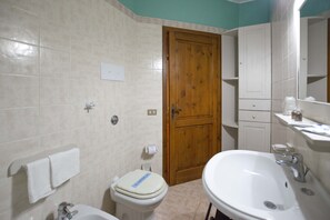 Apartment, 2 Bedrooms | Bathroom | Shower, free toiletries, hair dryer - I tre Golfi Villa Delfino (San Vito Lo Capo)