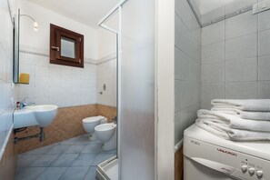 Appartement, 1 chambre | Salle de bain | Douche, articles de toilette (gratuits), séchoir à cheveux