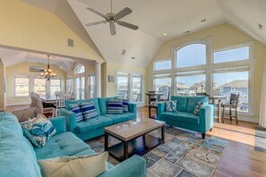 TV, lettore DVD, tavolo da calcetto