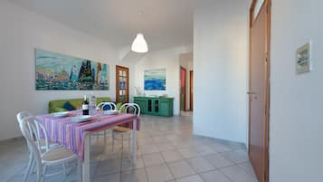 Apartemen, 2 kamar tidur | Makan di kamar
