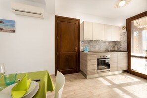 Appartement, 2 chambres | Cuisine privée | Réfrigérateur, micro-ondes, four, plaque de cuisson
