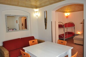 Apartment, 1 Schlafzimmer | Wohnbereich | LCD-Fernseher