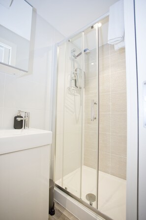 Apartment | Bathroom | Shower, free toiletries, hair dryer, towels