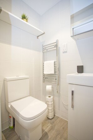 Apartment | Badezimmer | Dusche, kostenlose Toilettenartikel, Haartrockner, Handtücher