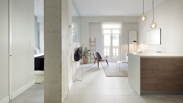 A modern kitchen with a wooden countertop, a built-in oven, and a large window providing natural light. - Príncipe by FeelFreeRentals (Donostia)