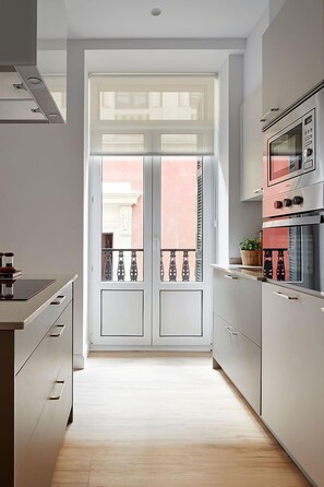 Kühlschrank, Mikrowelle, Ofen, Geschirrspüler