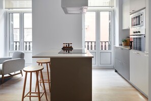 ثلاجة، ميكروويف، فرن، غسالة أطباق