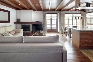 TV, fireplace