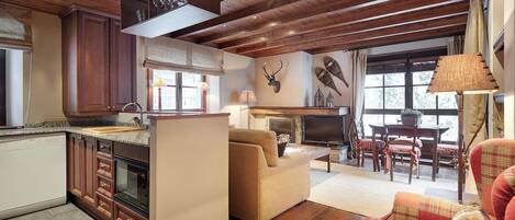 Fernseher, Kamin, DVD-Player