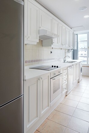 Fridge, microwave, dishwasher, coffee/tea maker
