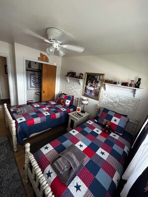 3 bedrooms, iron/ironing board, free WiFi, bed sheets - Nostalgic Retro Rectory Ranch House (Burlington)