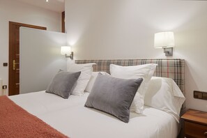 6 bedrooms, iron/ironing board, free WiFi, bed sheets