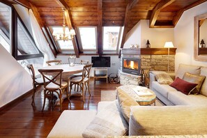 TV, fireplace - Val de Ruda Luxe 24 by FeelFree Rentals (Naut Aran)