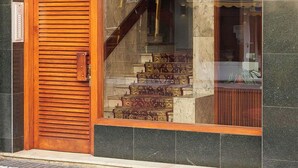 A building with a wooden door labeled "San Francisco 2" and a staircase leading inside. - San Francisco 2 by FeelFree Rentals (Donostia)