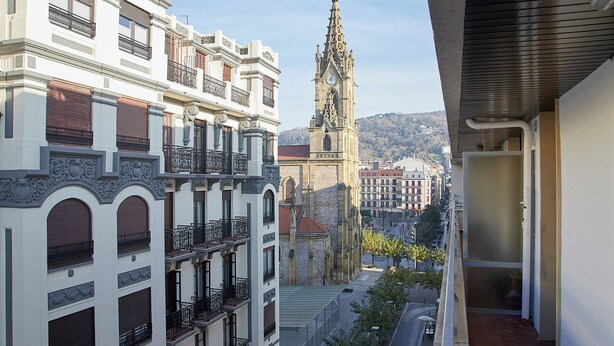 A view of a cityscape with a prominent clock tower and adjacent buildings. - San Francisco 2 by FeelFree Rentals (Donostia)