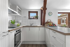 Frigorifero, forno, piano cottura, lavastoviglie