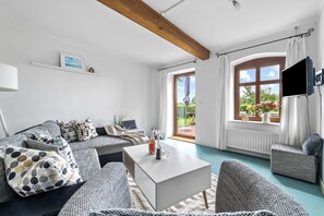 Una televisión, una chimenea, libros