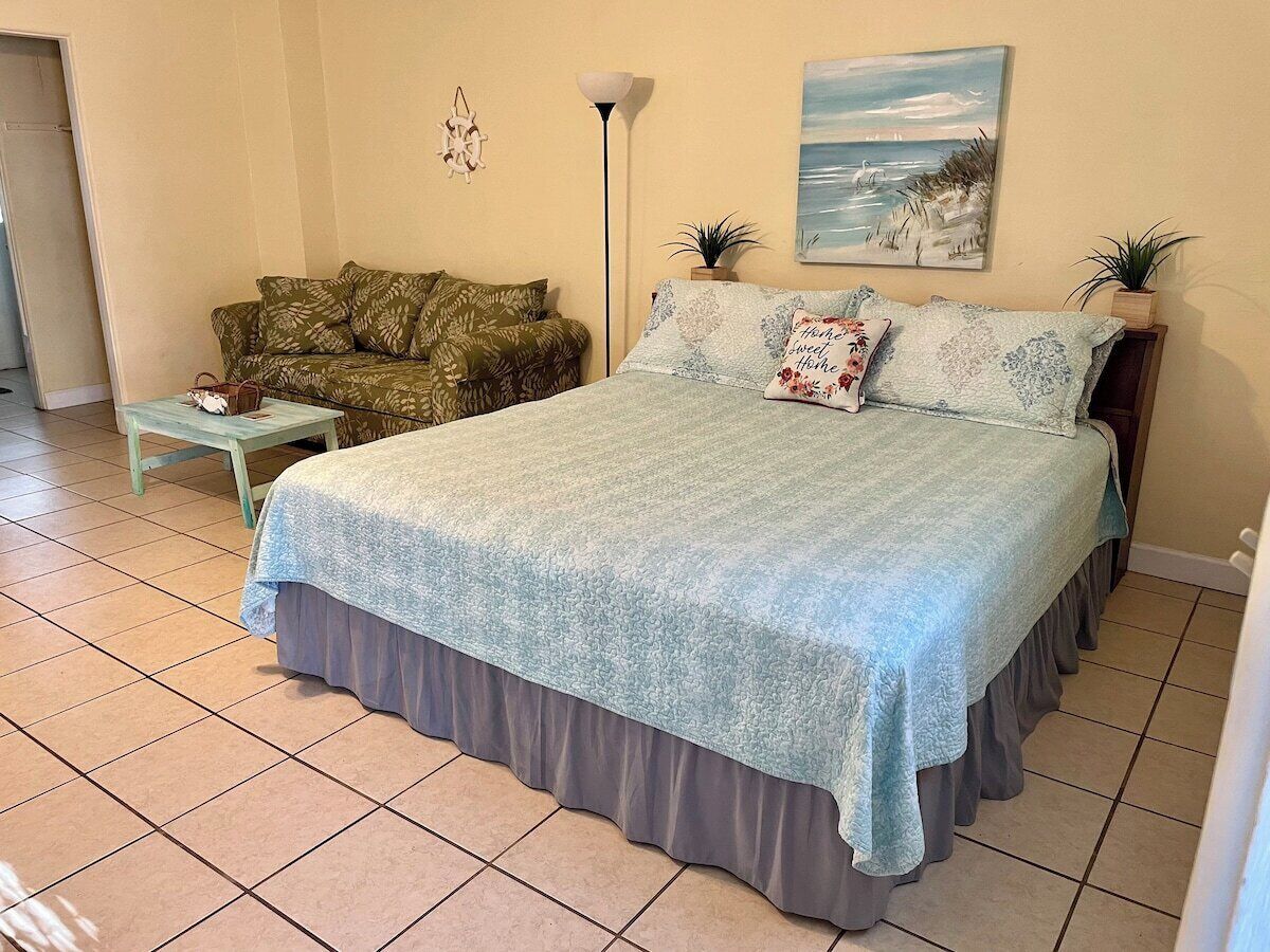 Iron/ironing board, WiFi, bed sheets