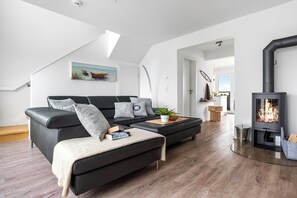 TV, fireplace, DVD player, stereo - Beachfront Baltic Sea vacation apartment "Santiano Lounge" with water view over 2 levels (Olpenitz)