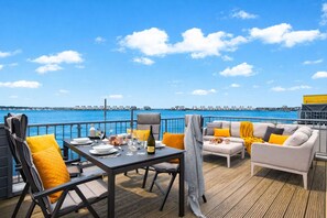 Outdoor dining - Beachfront Baltic Sea vacation apartment "Santiano Lounge" with water view over 2 levels (Olpenitz)