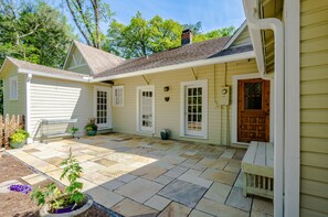 Terrace/patio - Charming, historic riverfront lodge on 7 wooded acres with 6 bedrooms (Mobile)