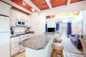 Kühlschrank, Mikrowelle, Herdplatte, Geschirrspüler