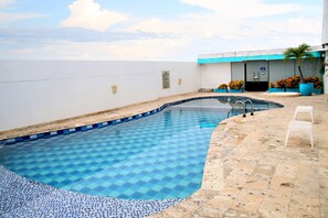 Kolam renang outdoor, dengan kursi berjemur