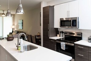 Apartment | Private kitchen | Fridge, microwave, oven, stovetop - Sleeps 4 5min from Downtown (Atlanta)