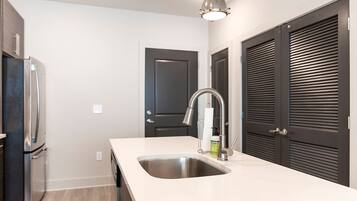 Departamento | Cocina privada | Refrigerador, microondas, horno y parrilla de estufa