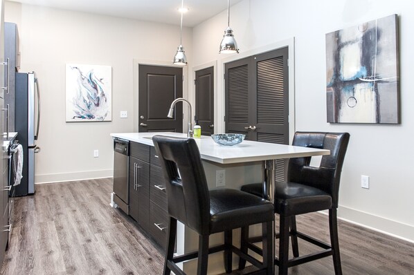 Apartemen | Makan di kamar