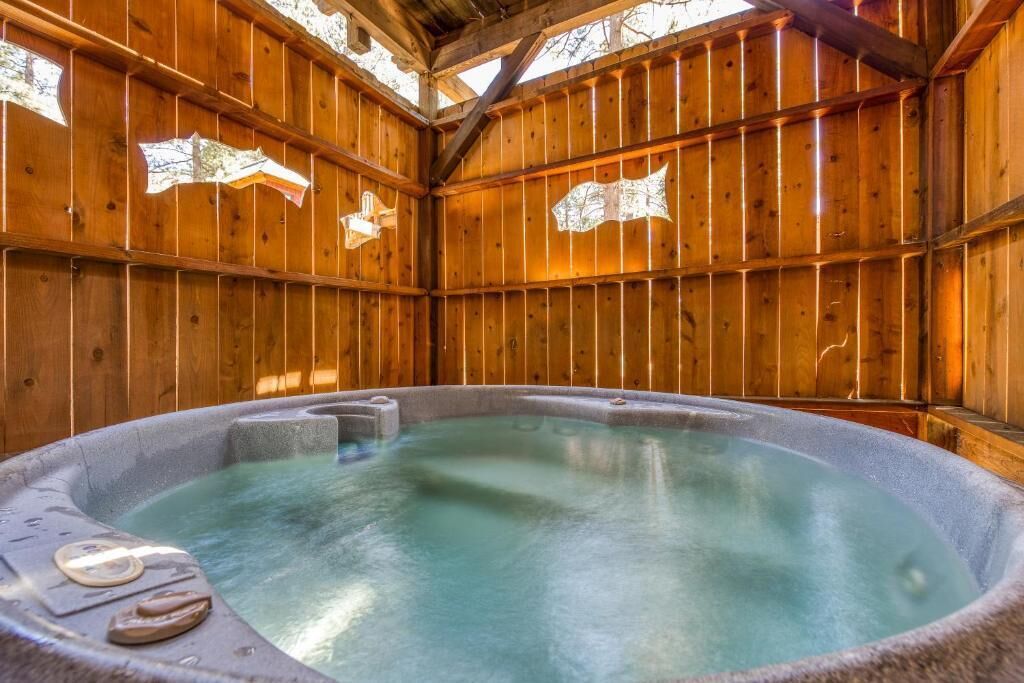 Un bain à remous avec des parois en bois et un plafond.
