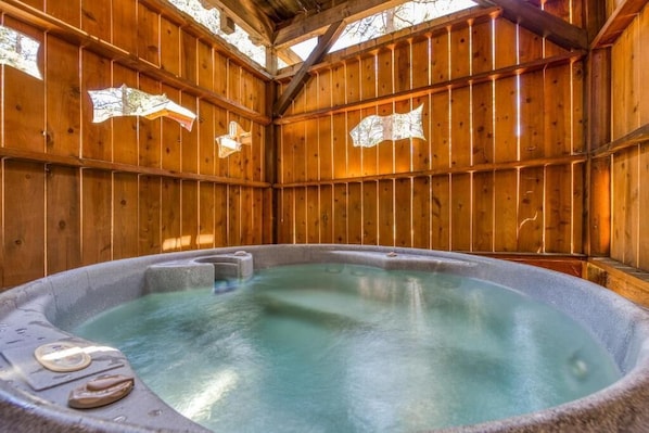 A hot tub with wooden walls and a ceiling. - L'Auberge Des Oiseaux Chantants (Willeman)