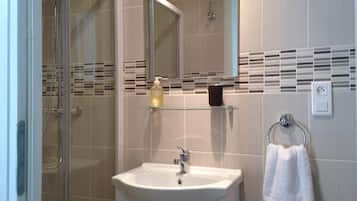 Deluxe Double Room | Bathroom | Shower, free toiletries, hair dryer, towels