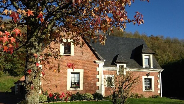 A brick house with a gabled roof, a front porch, and a well-maintained lawn. - L'Auberge Des Oiseaux Chantants (Willeman)